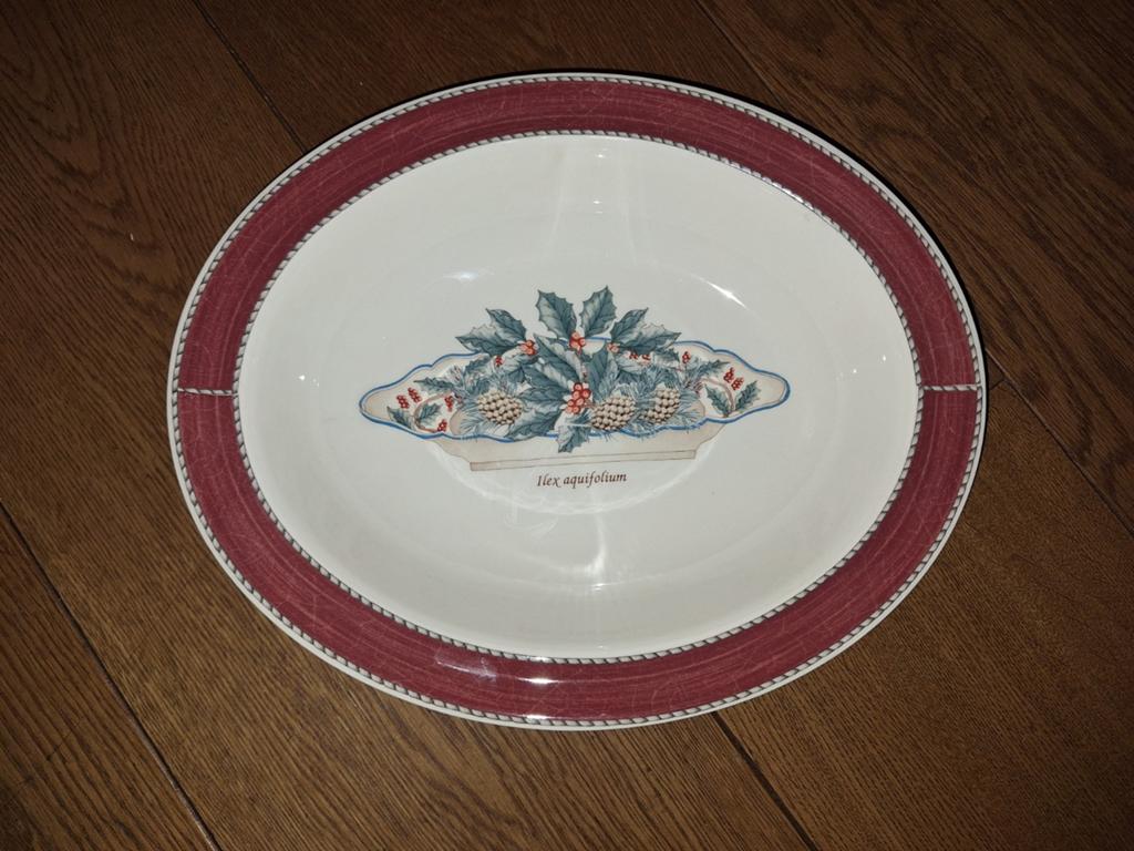 Wedgwood Sarah's Garden schaal, rode rand - Ilex aquifolium, Ophalen of Verzenden, Wedgwood, Aardewerk, Schaal of Schalen