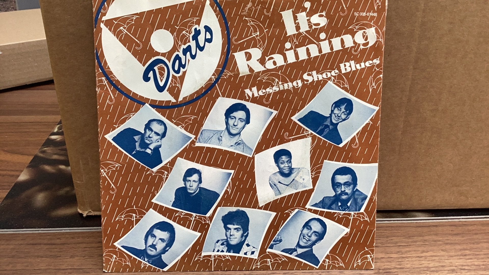 Darts Its raining., Ophalen of Verzenden, Zo goed als nieuw, Pop