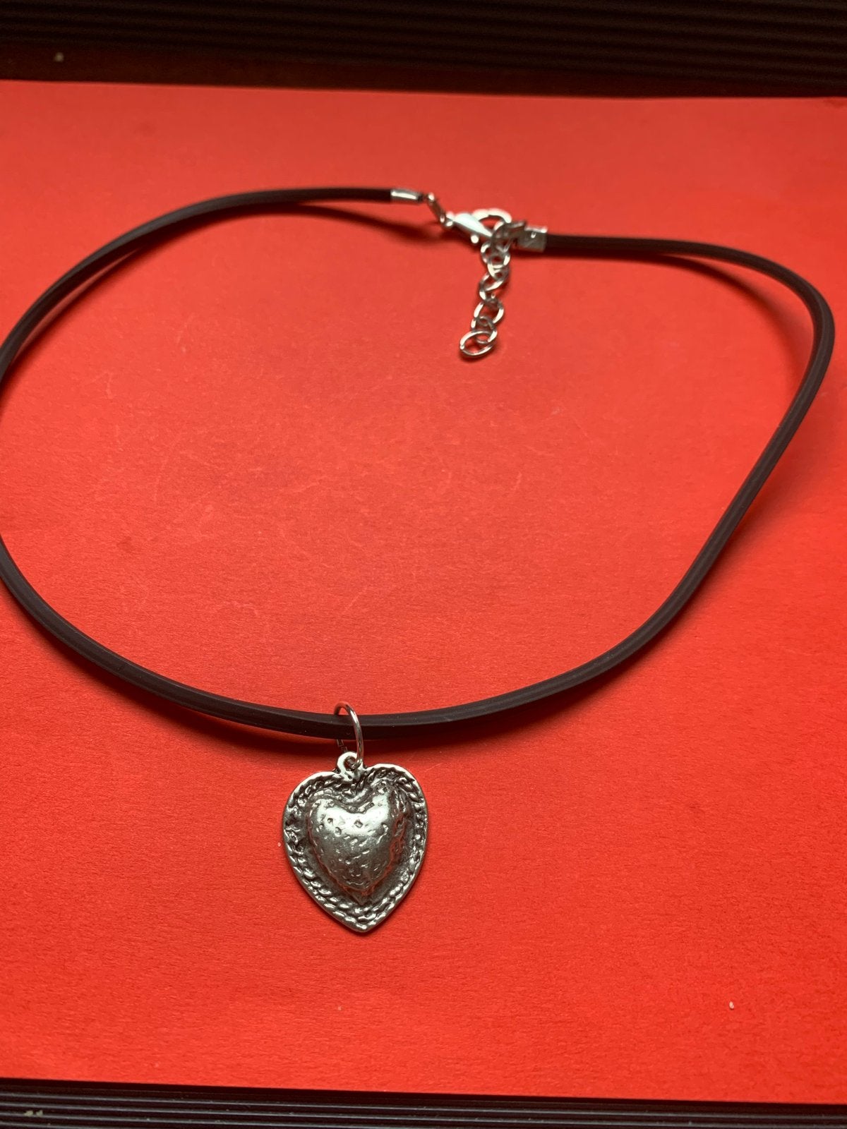 Hart hanger aan rubberen ketting, Sieraden, Tassen en Uiterlijk, Zwart, Nieuw, Ophalen of Verzenden, Overige materialen