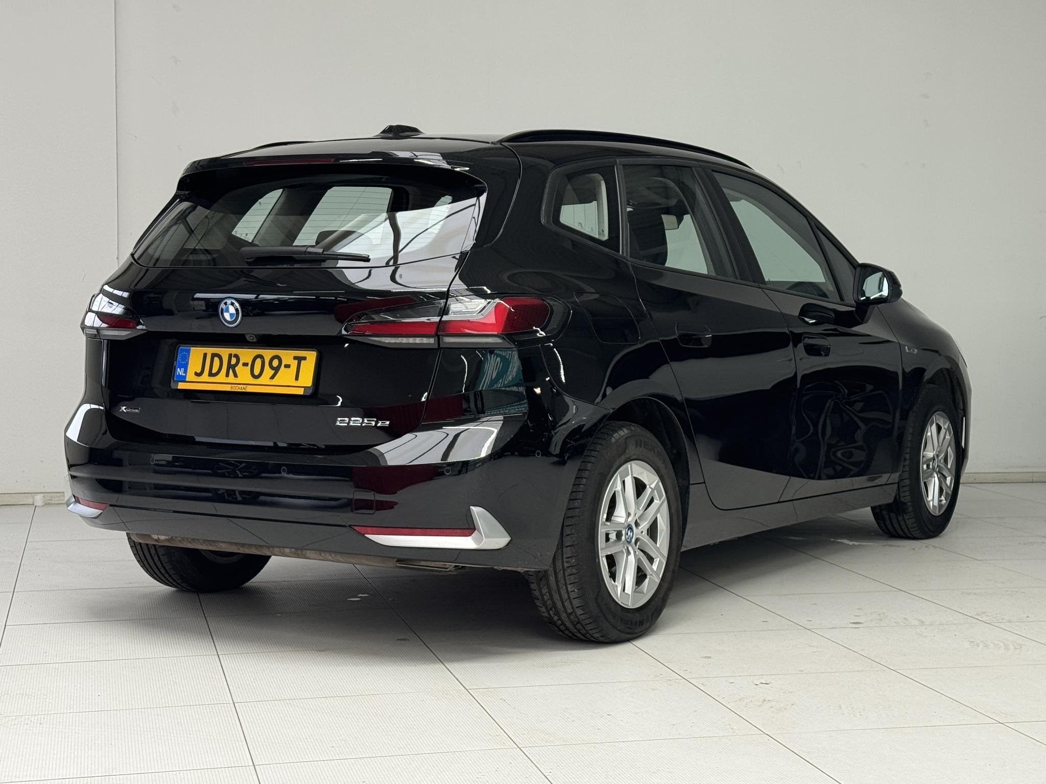 BMW 2-serie Active Tourer 225e xDrive | Navigatie | Achterui, Auto's, Automaat, Gebruikt, 150 min, Zwart
