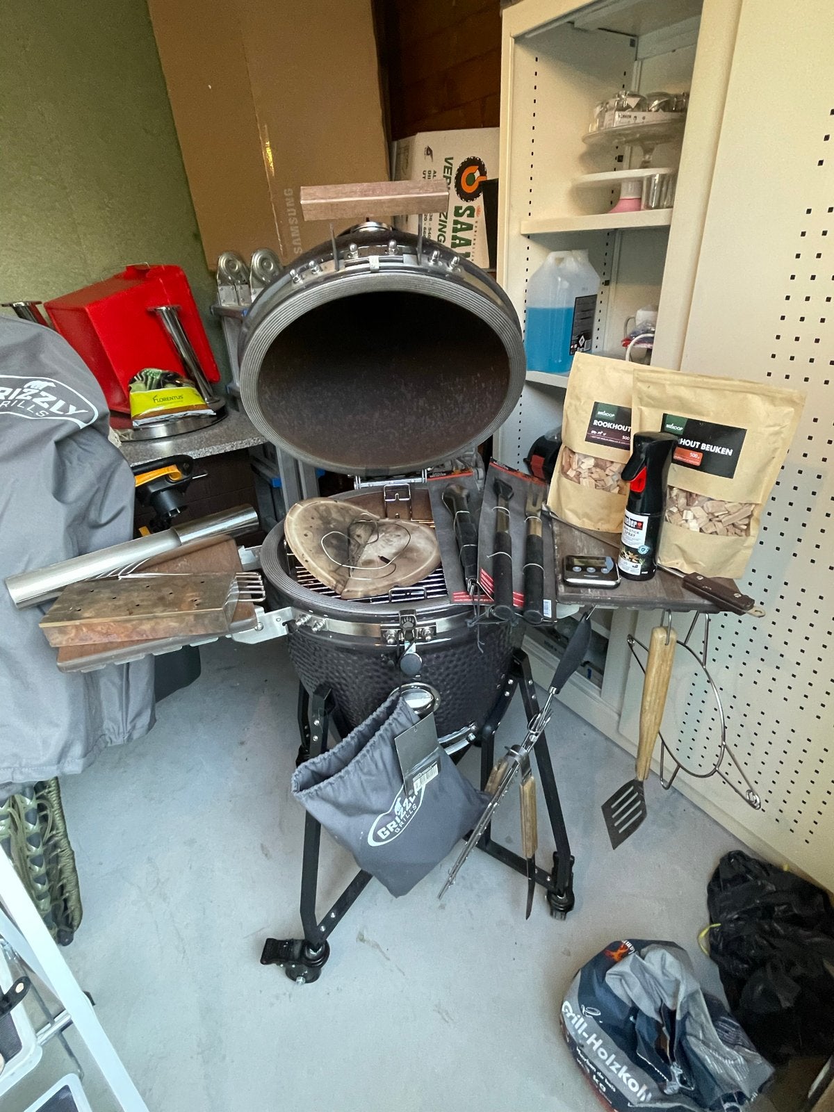 GRIZZLY GRILLS KAMADO Elite Houtskoolbarbecue - Zo goed als, Ophalen, Zo goed als nieuw, Met accessoires