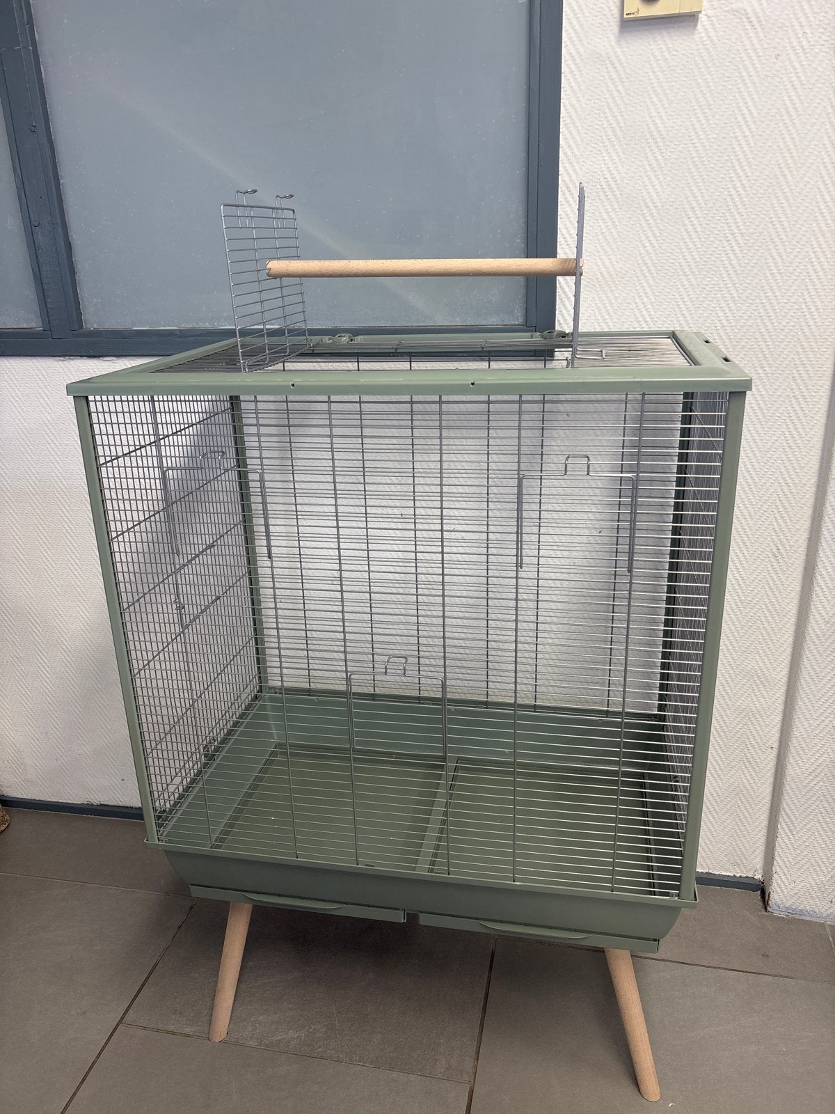 Groene grote vogelkooi op houten poten modern design, Ophalen of Verzenden, Zo goed als nieuw, Metaal, Vogelkooi