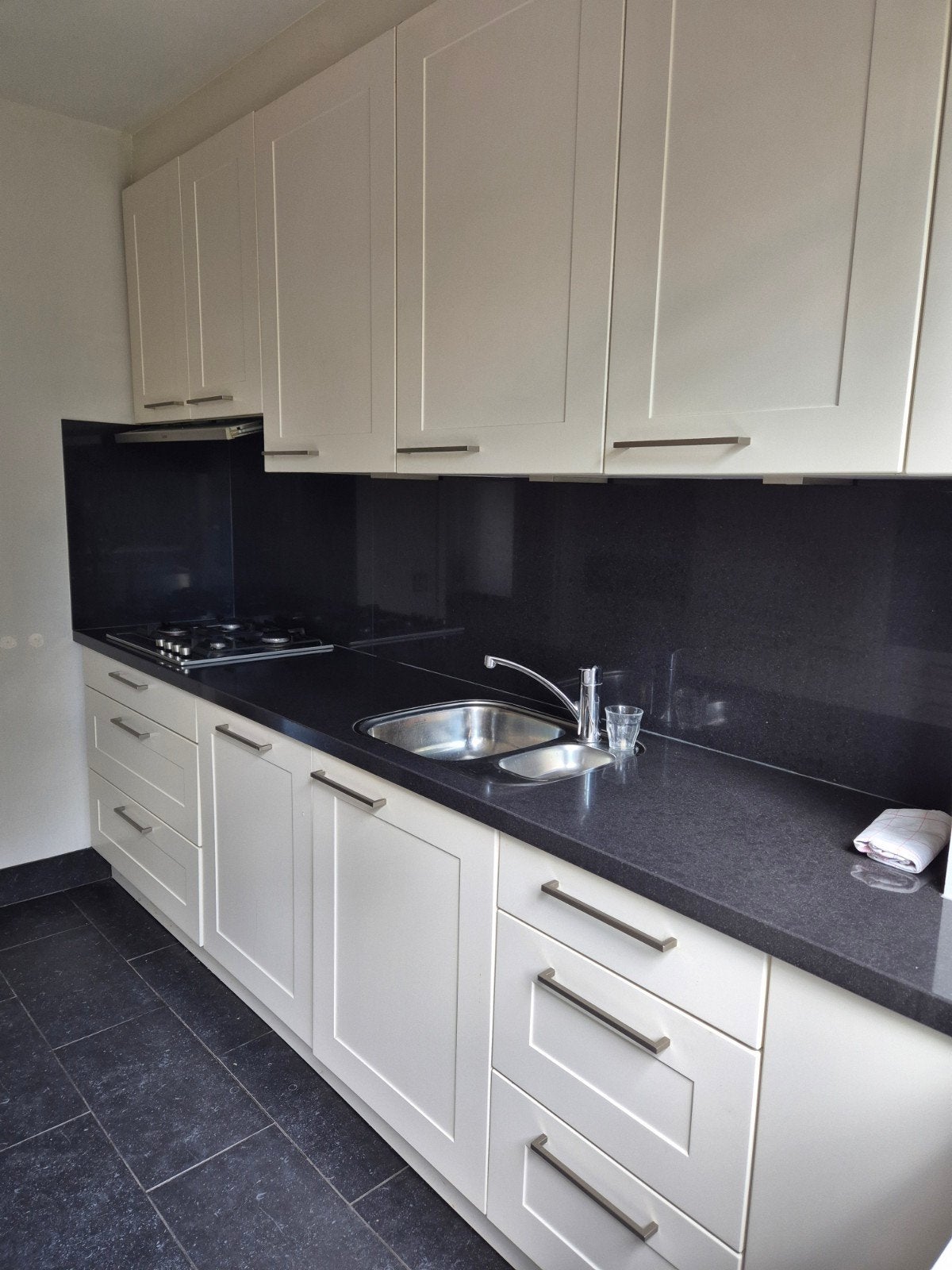 modern witte keuken met inbouw apparatuur en donker graniet, Ophalen, Gebruikt, Wit, Graniet of Steen