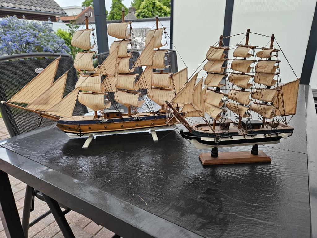 Modelboten 2 stuks, Ophalen, Zo goed als nieuw