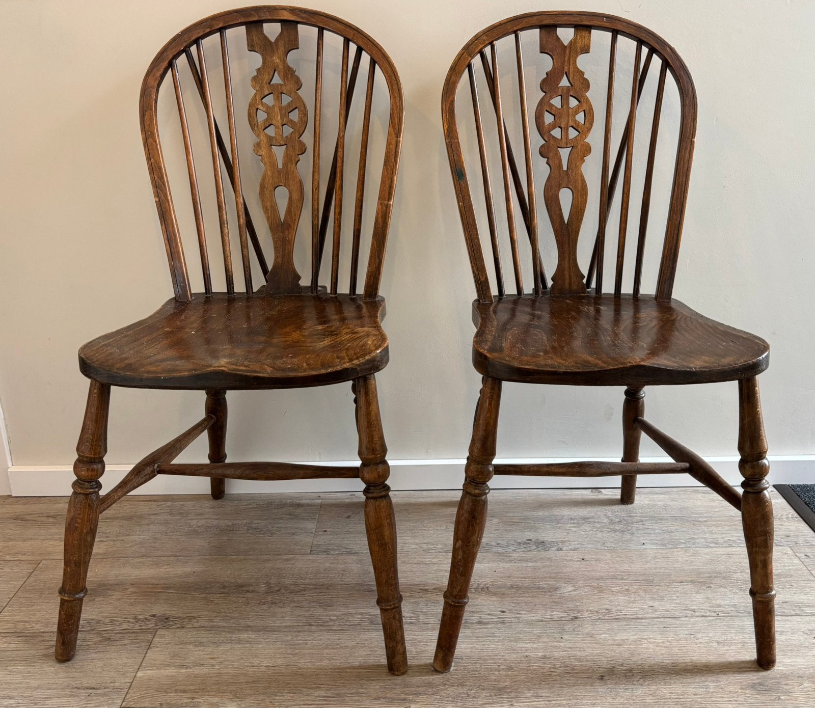 2 Antieke Engelse Windsor wheelback stoelen F. Parker & Sons, Ophalen