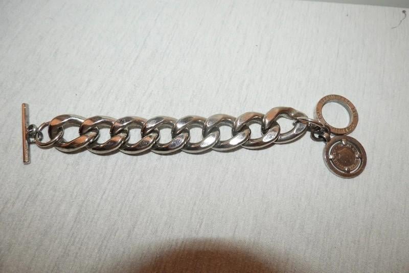 Tov Essentials groffe schakel armband bedel met kwartje