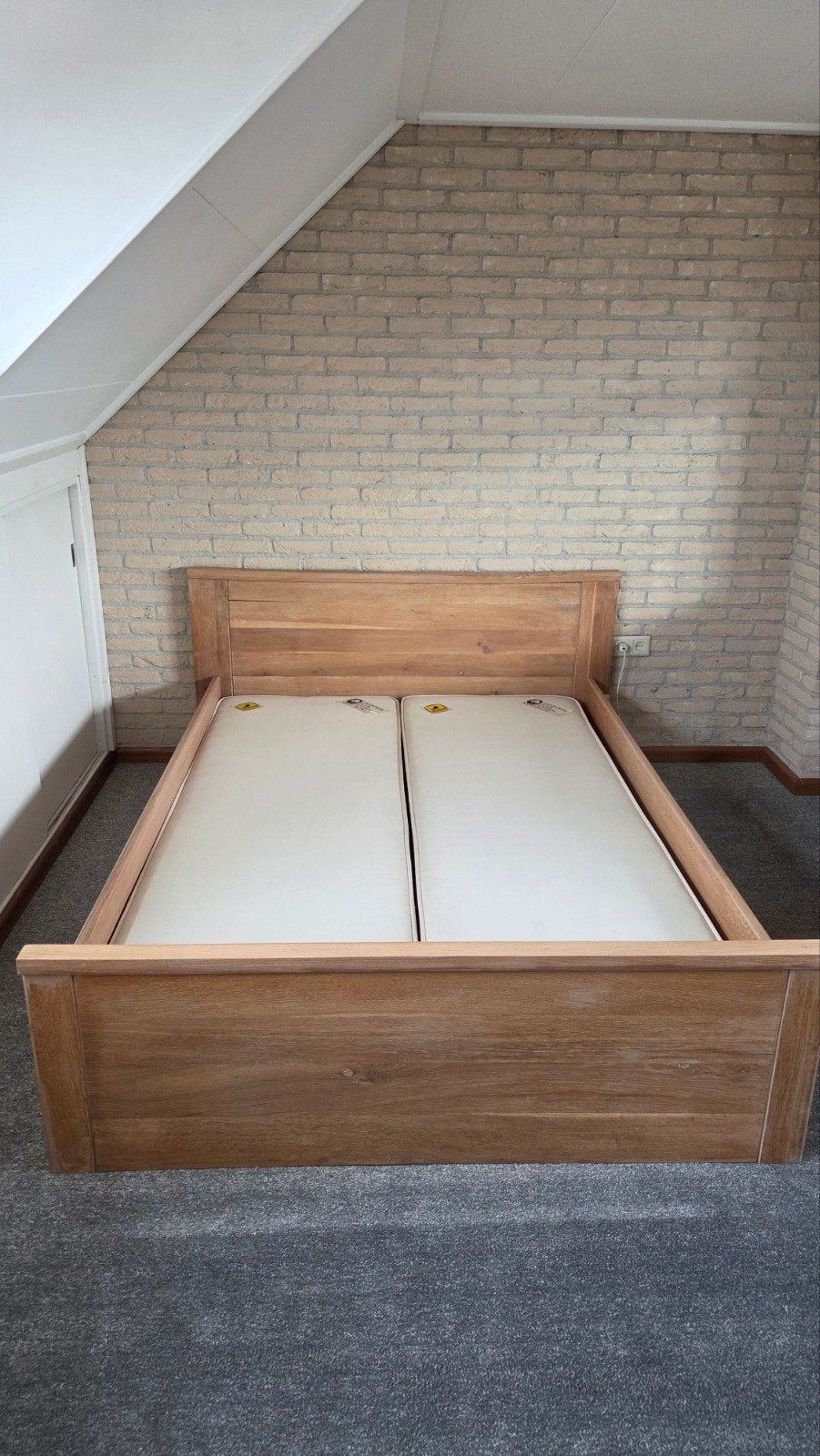 Houten tweepersoonsbed met boxspring, afmeting  140x200 cm., Huis en Inrichting, Ophalen, Gebruikt, Bruin, Tweepersoons