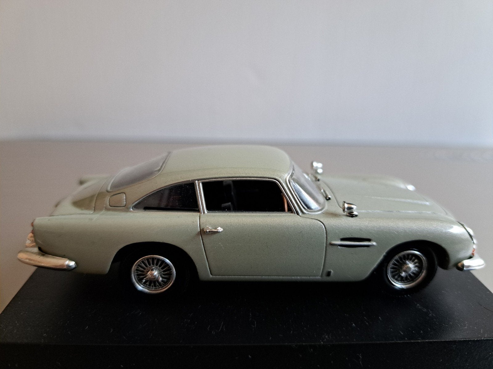 Aston Martin DB5 in schaal 1:43, nieuw, Ophalen of Verzenden, Nieuw, Auto, Overige merken
