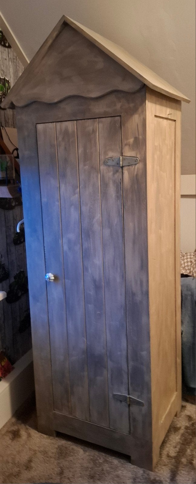 Unieke houten kast met dakje - speels en functioneel, 25 tot 50 cm, Overige houtsoorten, Gebruikt, Met deur(en)