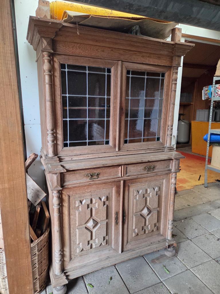 Antieke kast met glas-in-lood deuren, Ophalen
