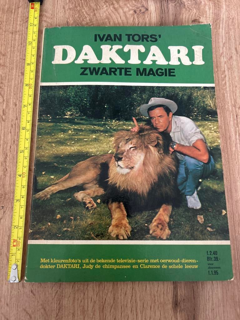 Daktari Zwarte Magie - Ivan Tors (1968), Boeken, Romans, Gelezen, Nederland, Ophalen of Verzenden