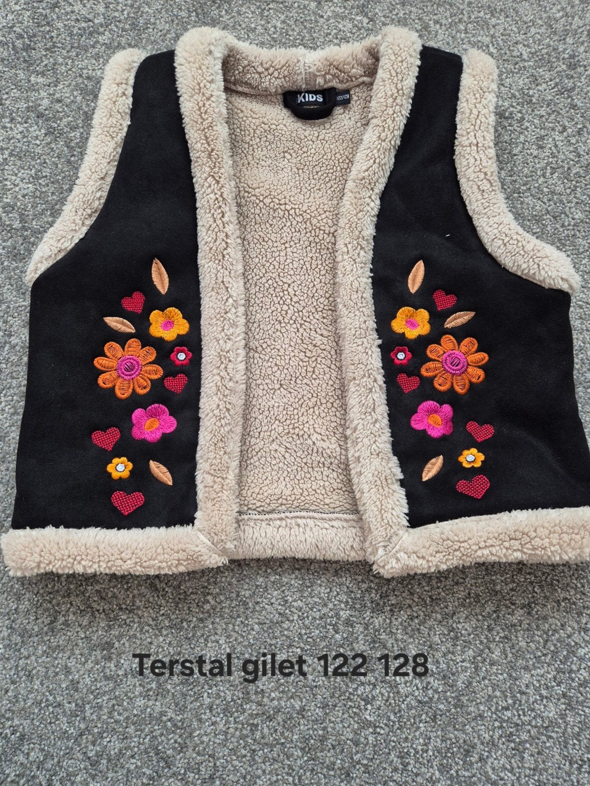 Terstal gilet met bloemen en teddy voering maat 122/128, Ophalen of Verzenden, Zo goed als nieuw, Terstal, Meisje