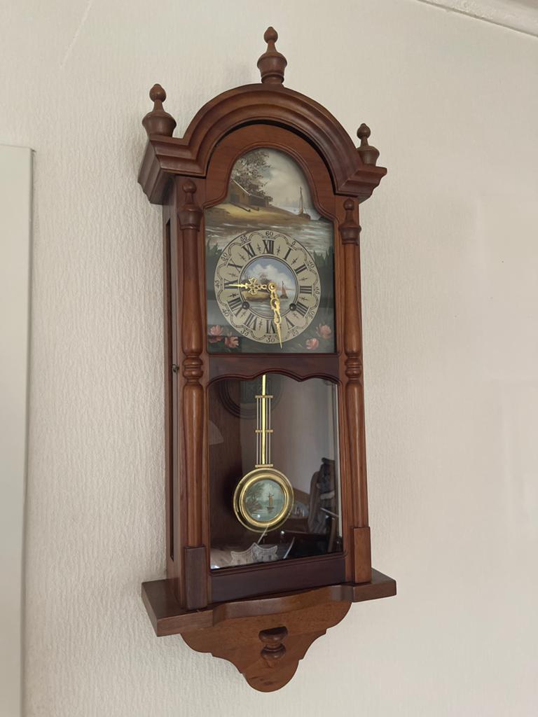 Antieke opwindbare wandklok met slinger en decoratie, Ophalen