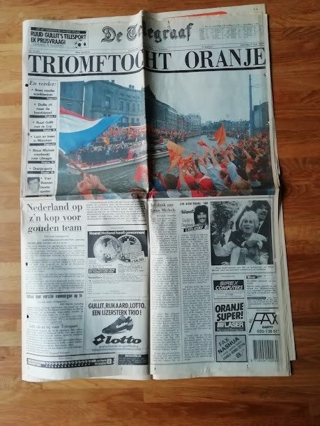 Triomftocht Oranje, krant De Telegraaf 27 juni 1988, Ophalen of Verzenden, Gelezen, Balsport