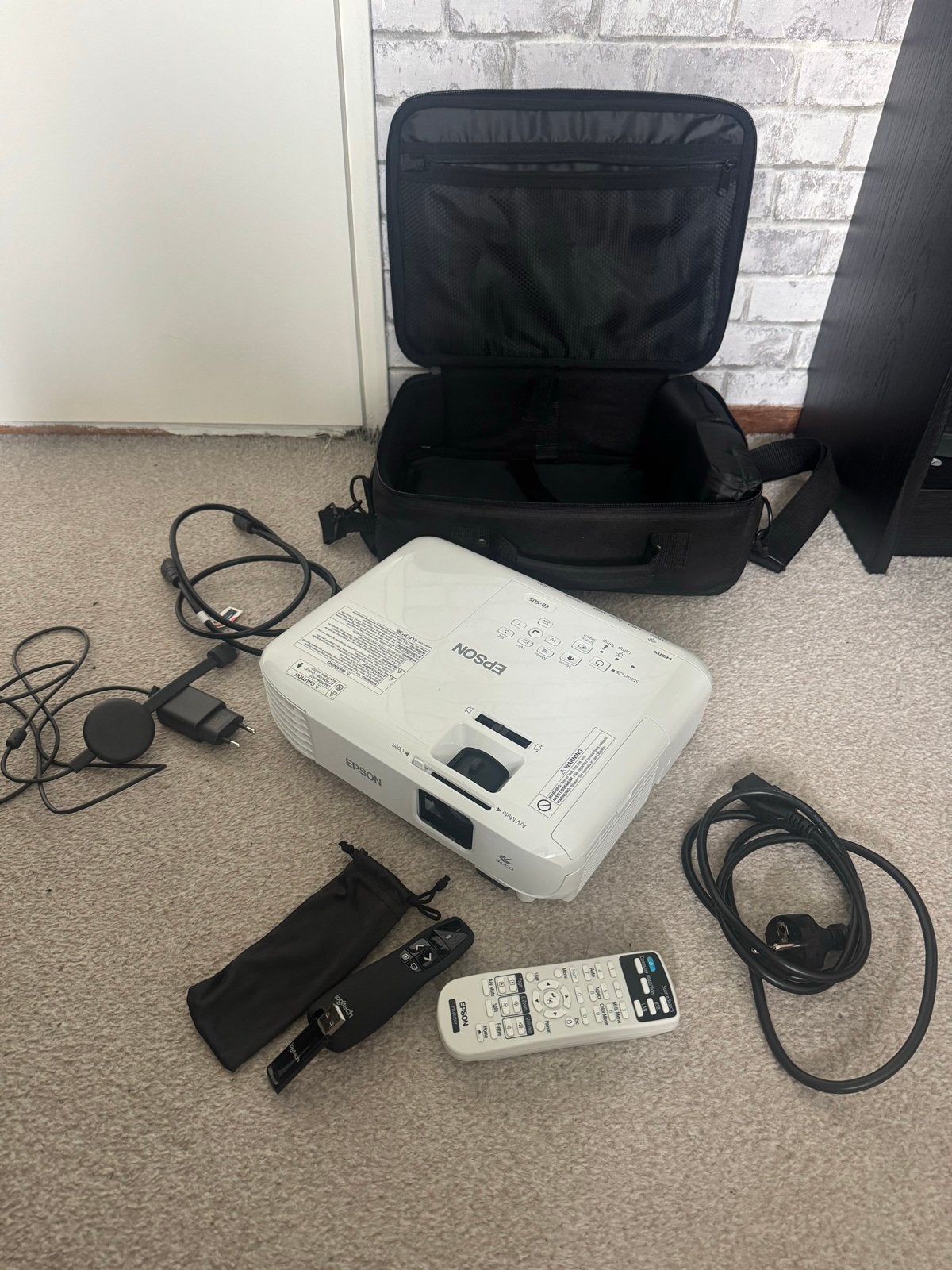 Epson EB-S05 Beamer met Chromecast en Logitech Presenter, Ophalen, Gebruikt, LCD, Overige resoluties