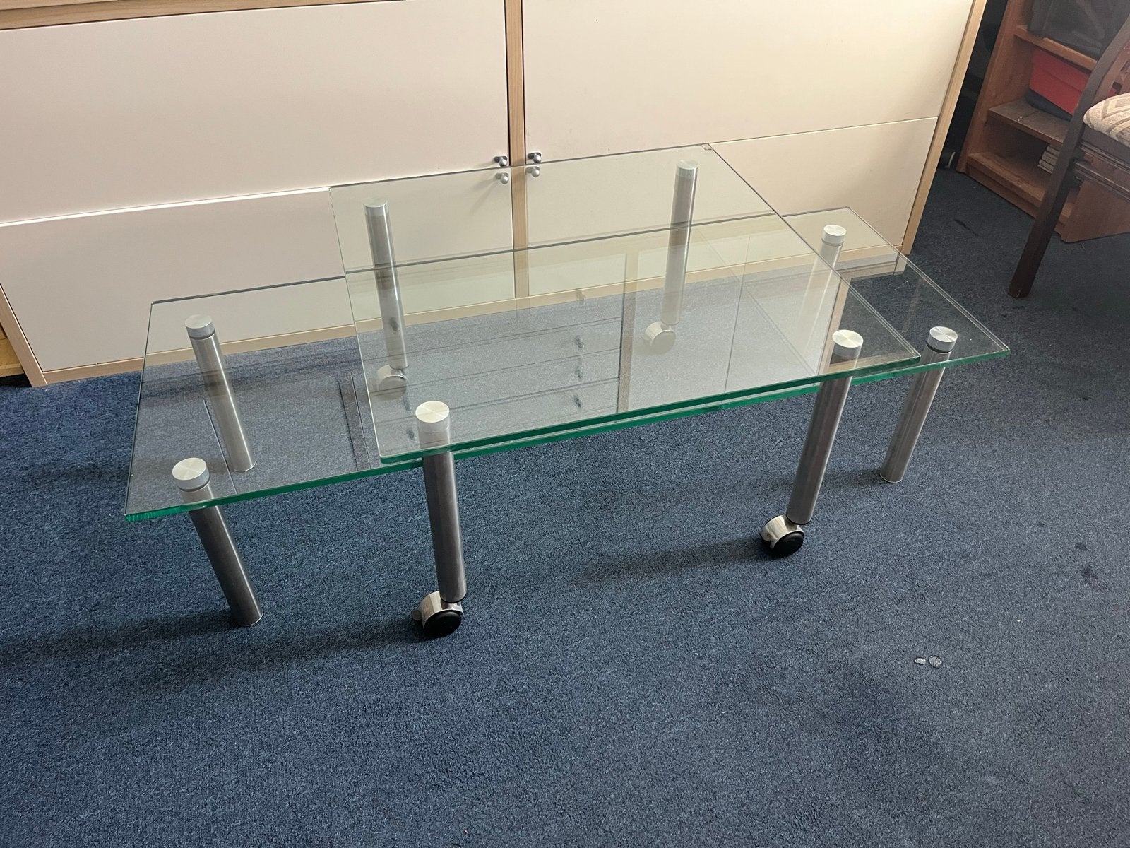 Glazen salontafel met wielen - Modern en flexibel, Huis en Inrichting, Ophalen, Gebruikt, 100 tot 150 cm, 50 tot 100 cm