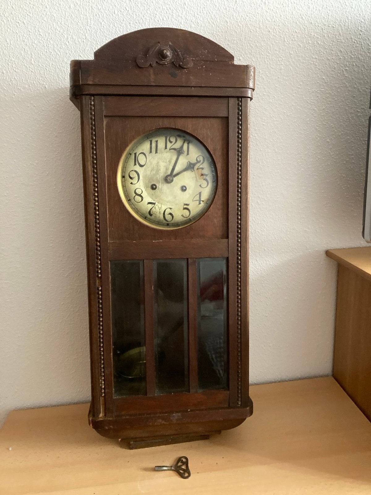 Antieke houten wandklok met slinger en sleutel, Antiek en Kunst, Ophalen of Verzenden