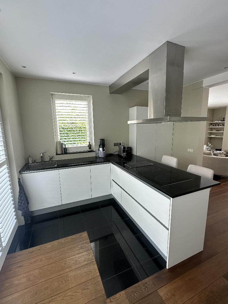 Keuken Cesar Design, wit, natuurstenen blad, Siemens app., Huis en Inrichting, Ophalen, Gebruikt, Wit, Hoekkeuken