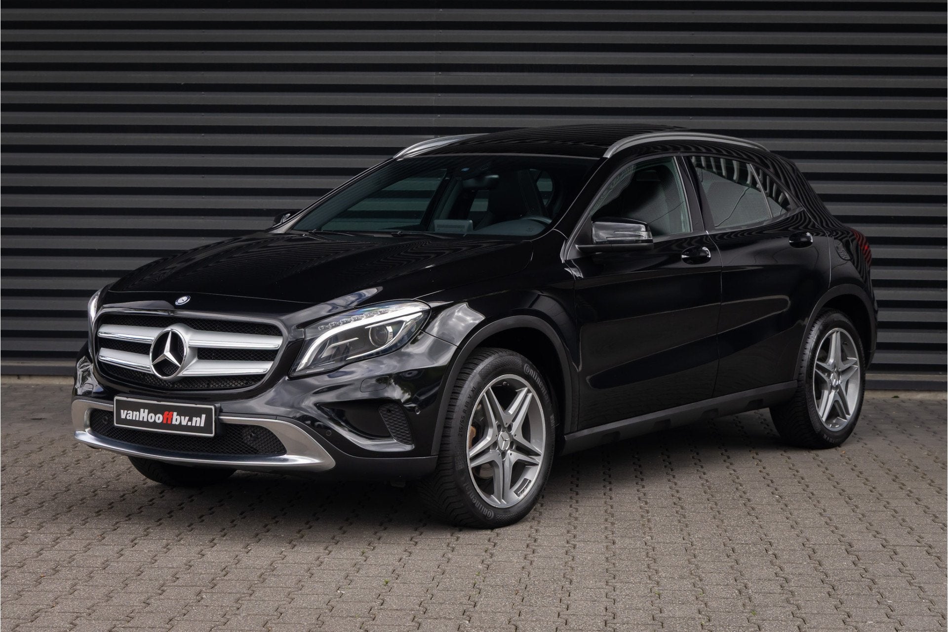 Mercedes-Benz GLA 180 Urban 18'' AMG - Panoramadak - Xenon, Gebruikt, 4 cilinders, 715 kg, Leder en Stof