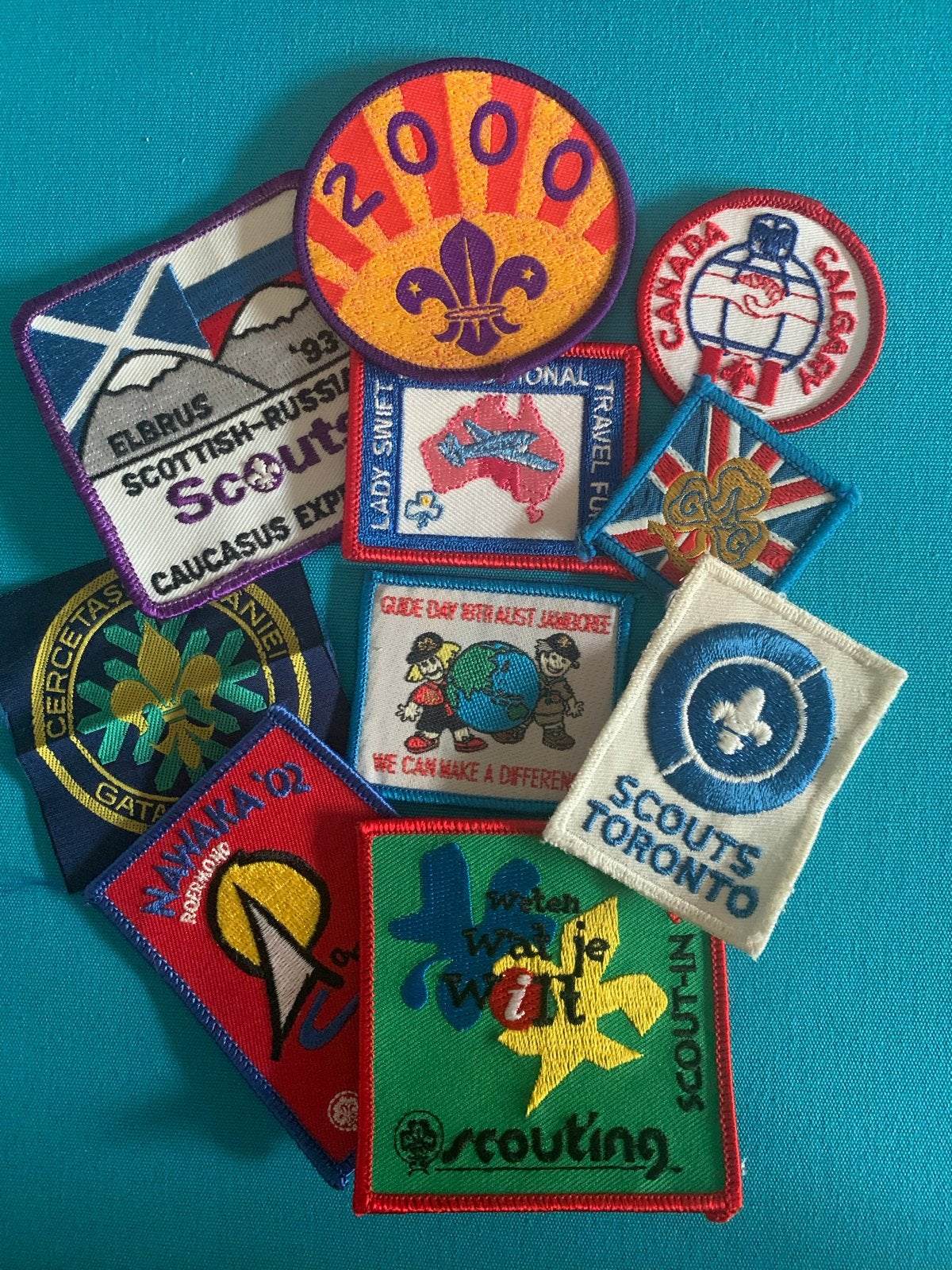 Set van 10 diverse scouting-insignes uit verschillende lande, Verzamelen, Ophalen of Verzenden, Nieuw, Embleem, Speld of Insigne
