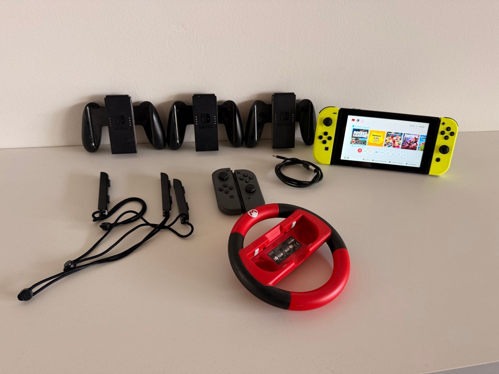 Nintendo Switch met veel accessoires en 4 controllers, Spelcomputers en Games, Spelcomputers | Nintendo Switch, Ophalen, Zo goed als nieuw