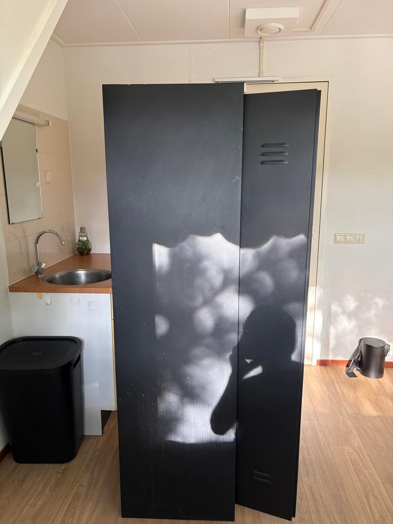 Zwarte metalen kledingkast met hang- en legruimte, Huis en Inrichting, Ophalen, Gebruikt, 50 tot 100 cm, Metaal