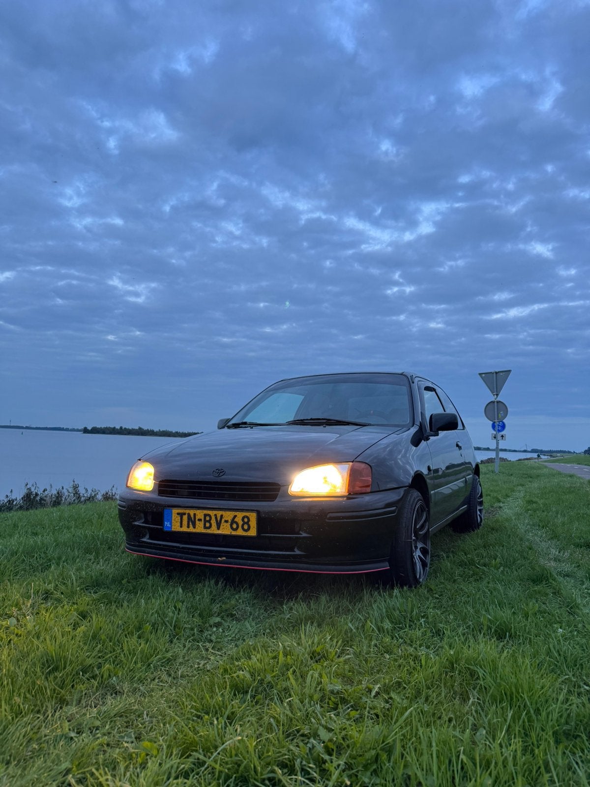 Toyota Starlet (p9) 1.3 16V 1998 Zwart, Voorwielaandrijving, 74 pk, Zwart, 4 cilinders