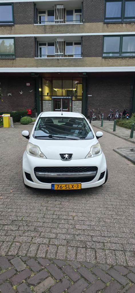 Peugeot 107 1.0 12V 5DR 2011 Wit, Auto's, Voorwielaandrijving, Stof, Zwart, 4 stoelen