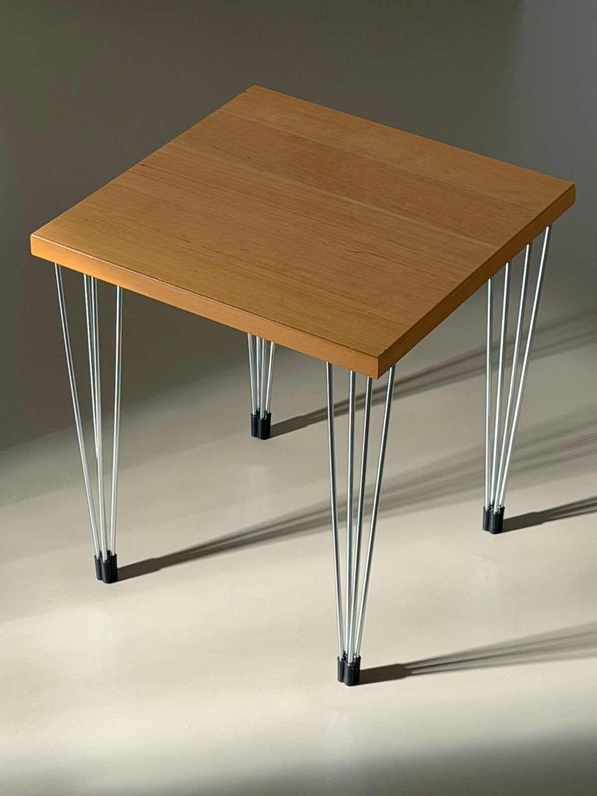 Vintage bijzettafel hout metaal Pin age Fritz Hansen, Minder dan 45 cm, Minder dan 55 cm, Vierkant, Ophalen of Verzenden