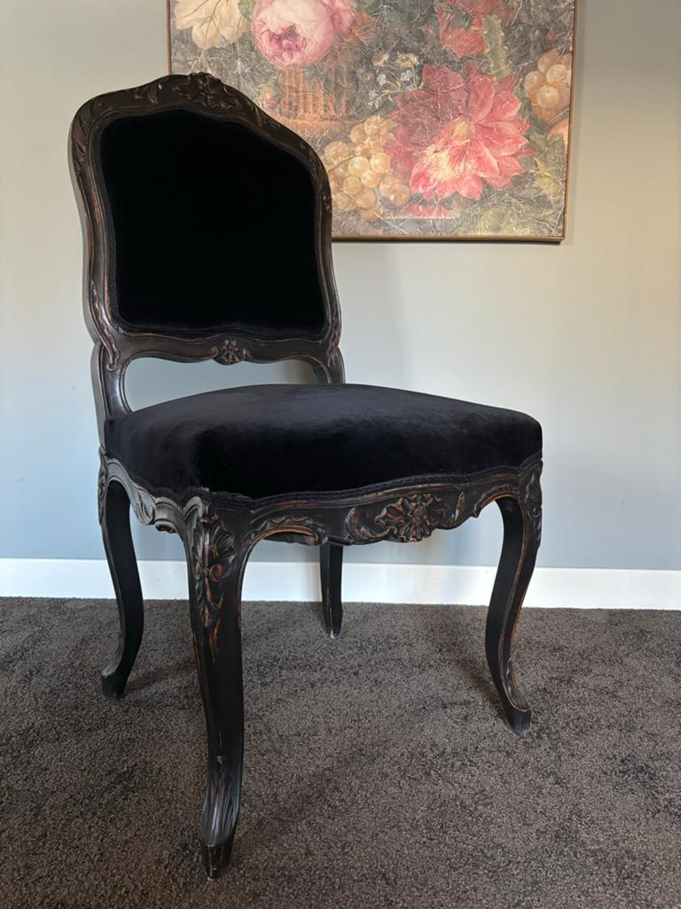 2 Brocante stoelen met zwart velours en houtsnijwerk, Ophalen