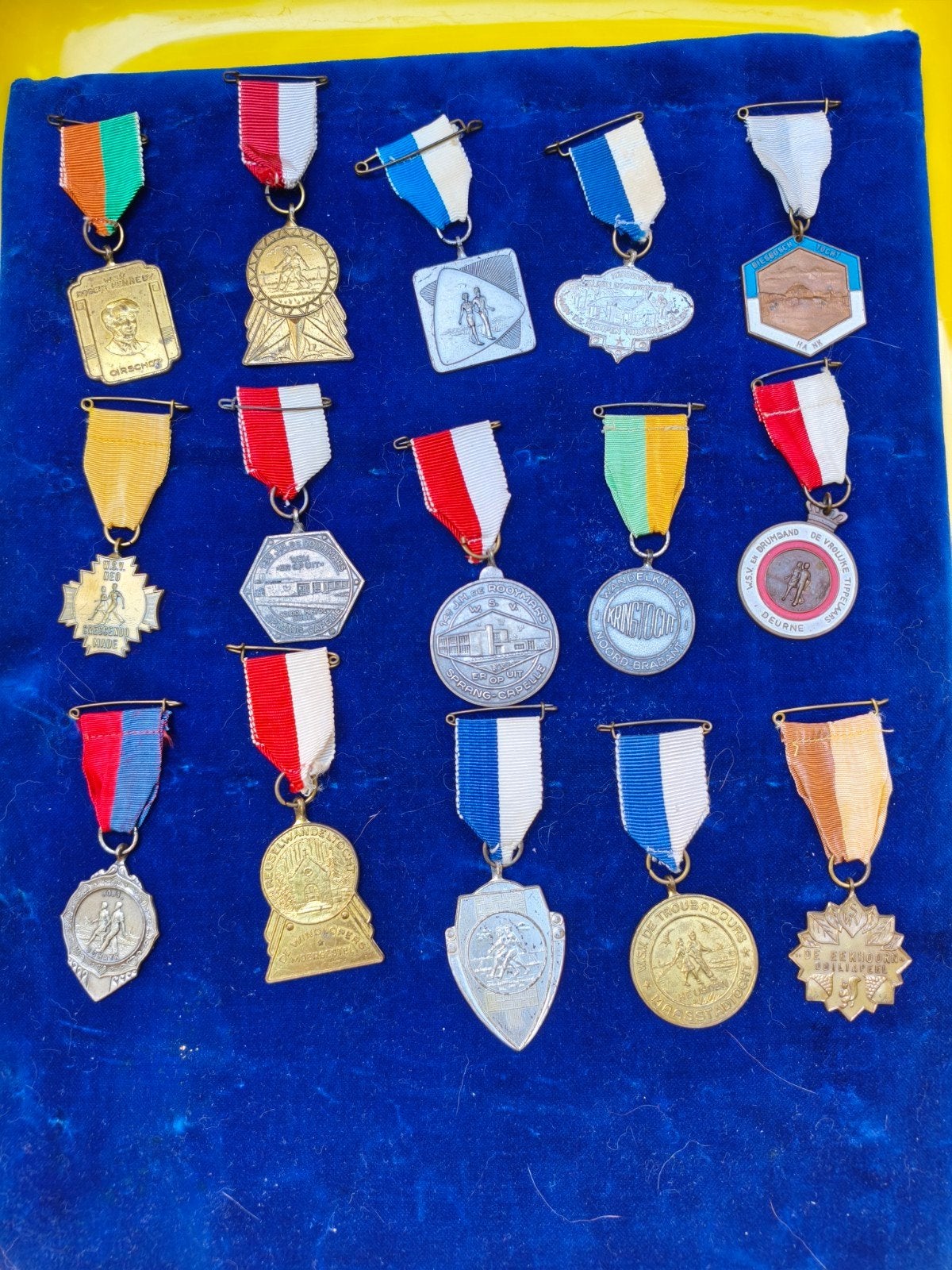 15 originele Brabantse wandelmedailles (jaren '70/'80), Verzamelen, Ophalen of Verzenden, Gebruikt, Sport, Speldje of Pin