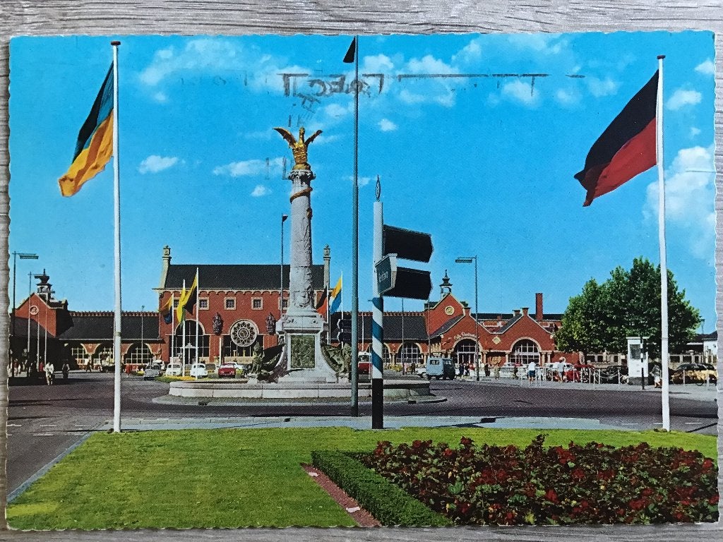 Oude ansichtkaart Den Bosch Station met monument 1977, Ophalen of Verzenden, 1960 tot 1980, Gelopen, Noord-Brabant