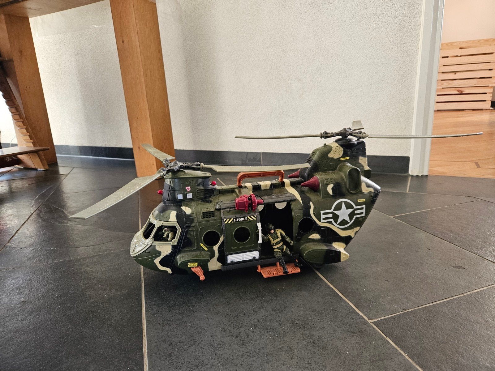 Grote militaire helikopter speelgoed met figuren, Ophalen of Verzenden, Gebruikt