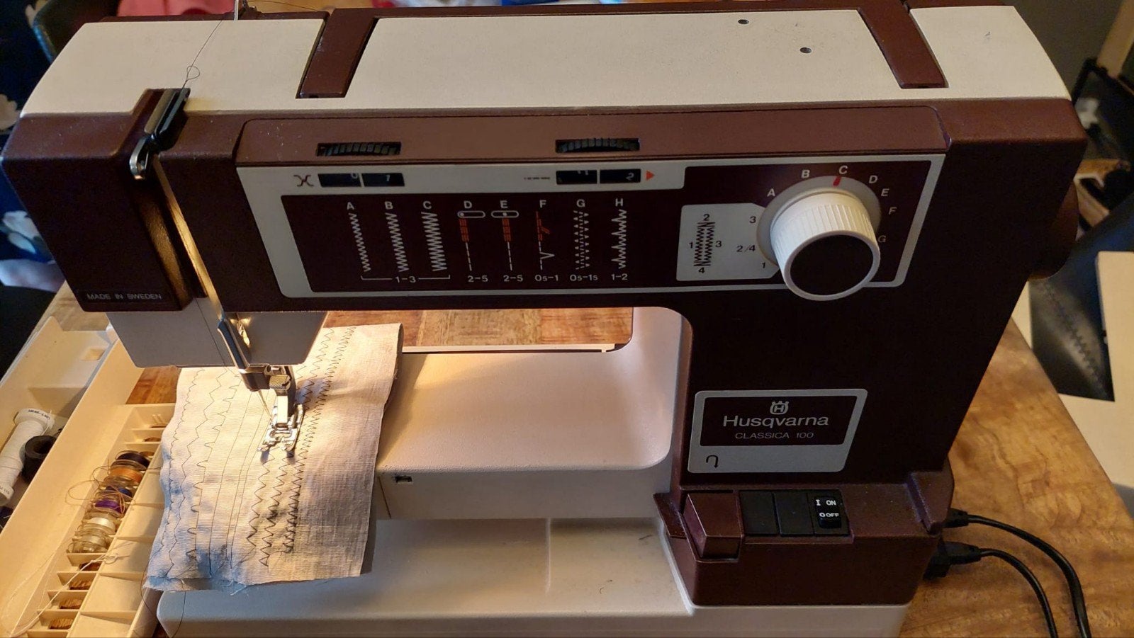 Husqvarna Classica 100 Naaimachine - Zo goed als nieuw, Hobby en Vrije tijd, Naaimachines en Toebehoren, Gebruikt, Naaimachine