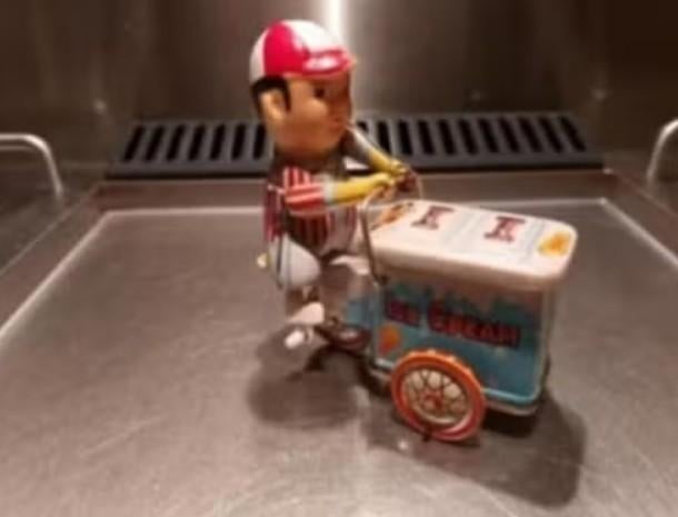 Oude blikken Ice Cream karretje met opwind mechanisme, Antiek en Kunst, Antiek | Speelgoed, Ophalen of Verzenden