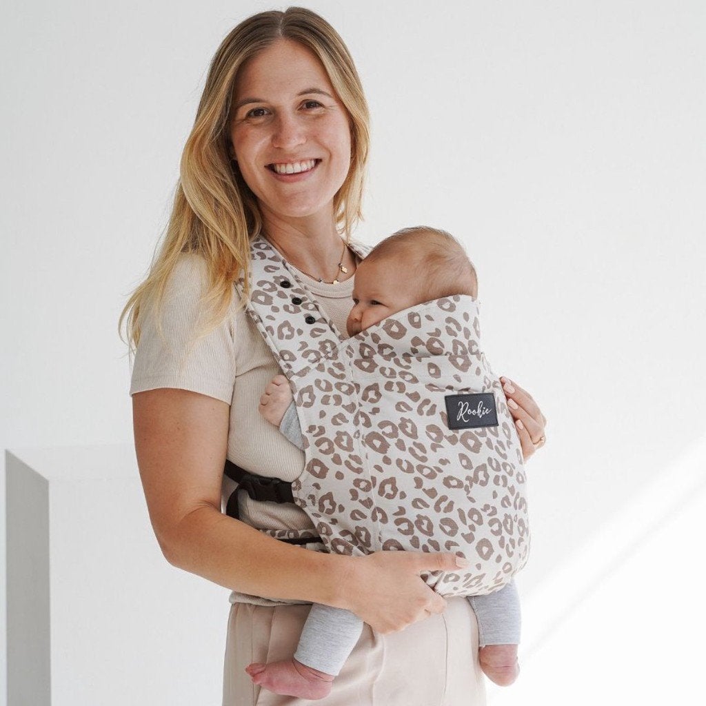 Rookie Premium Draagzak - Leopard Beige, Kinderen en Baby's, Buik of Rug, Nieuw, Draagzak, Ophalen