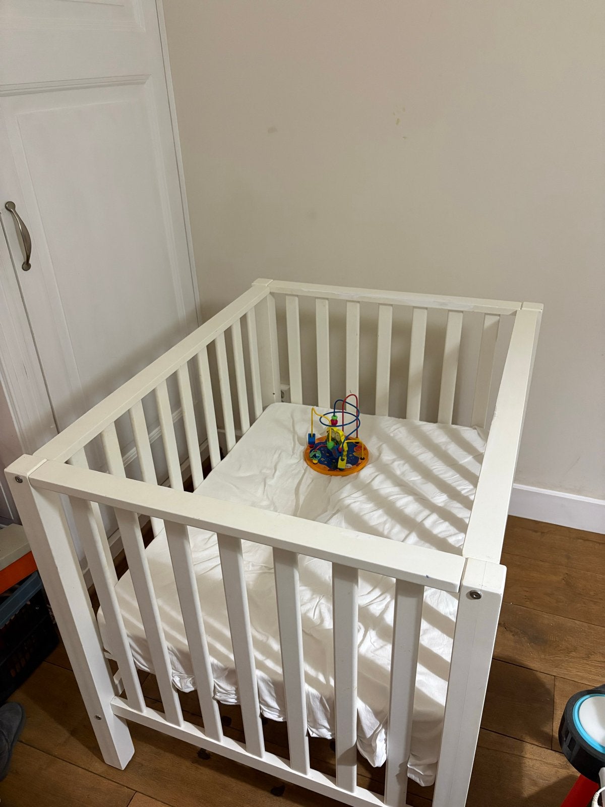 Wit houten babybedje / ledikant met matras, Kinderen en Baby's, Ophalen, Gebruikt, Ledikant