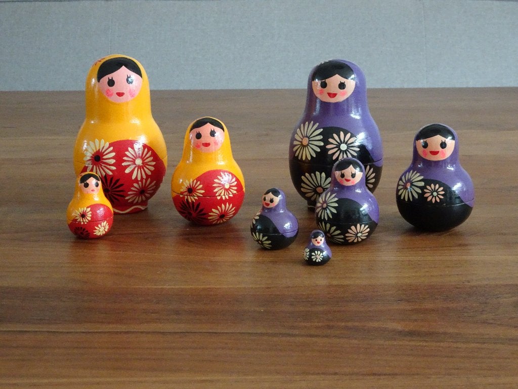 Set van 2 Matroesjka poppen (geel en paars), Verzamelen, Ophalen of Verzenden, Gebruikt