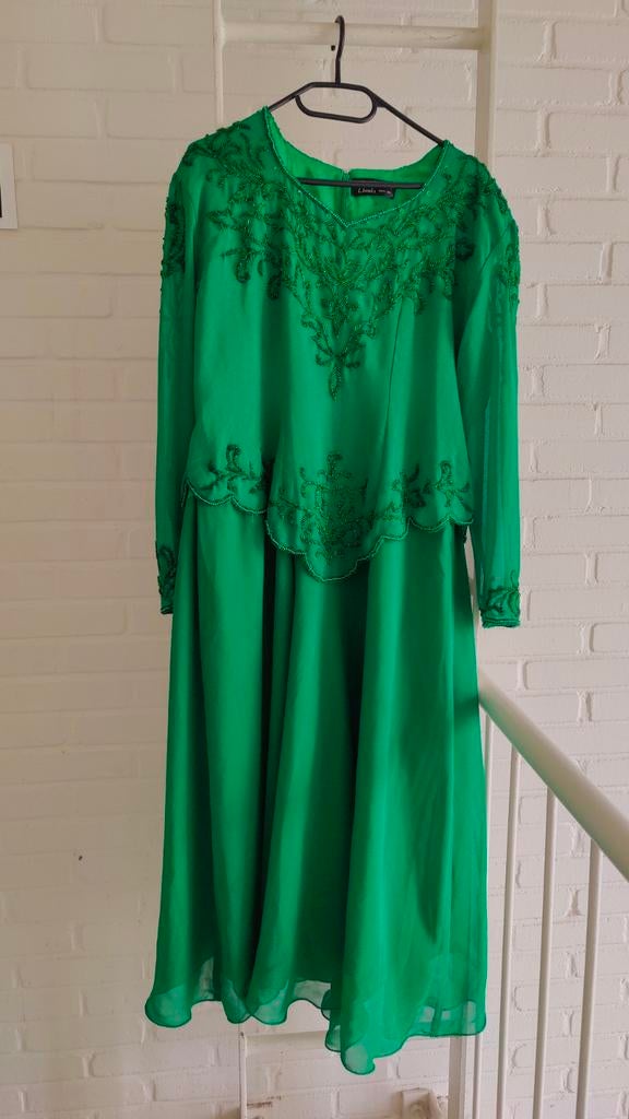 Elegante groene feestjurk met borduursels maar 42-44, Maat 38/40 (M), Galajurk, Ophalen of Verzenden, Zo goed als nieuw