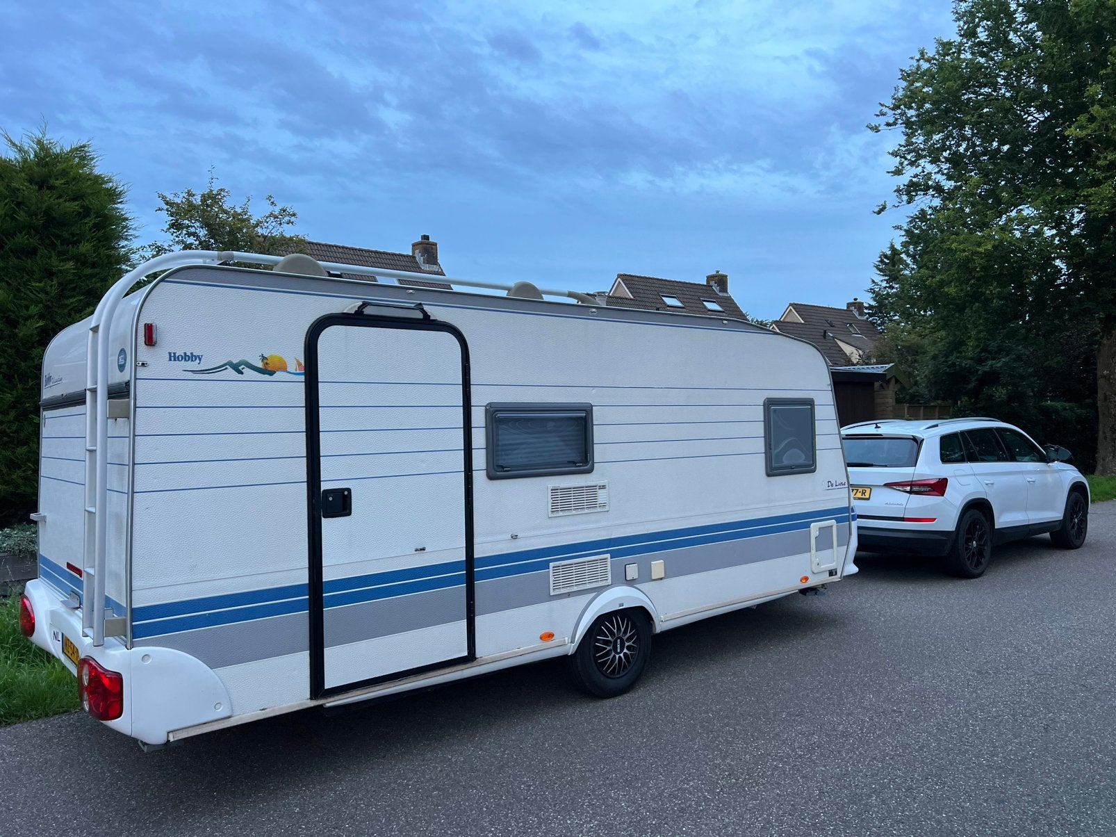 Hobby 560 KMFe De Luxe Easy 2001 (5/6 personen) Brede deur!, Caravans en Kamperen, Caravans, Hobby, 7 tot 8 meter, Particulier