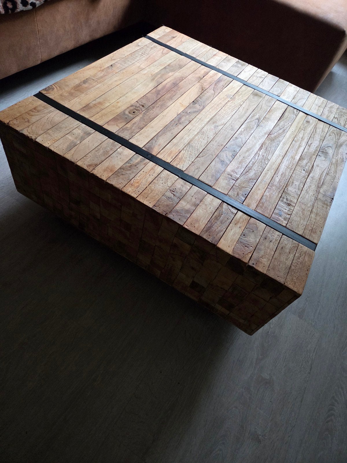 Salontafel van massief hout met metalen accenten, Gebruikt, 50 tot 100 cm, Industrieel, robuust, Vierkant