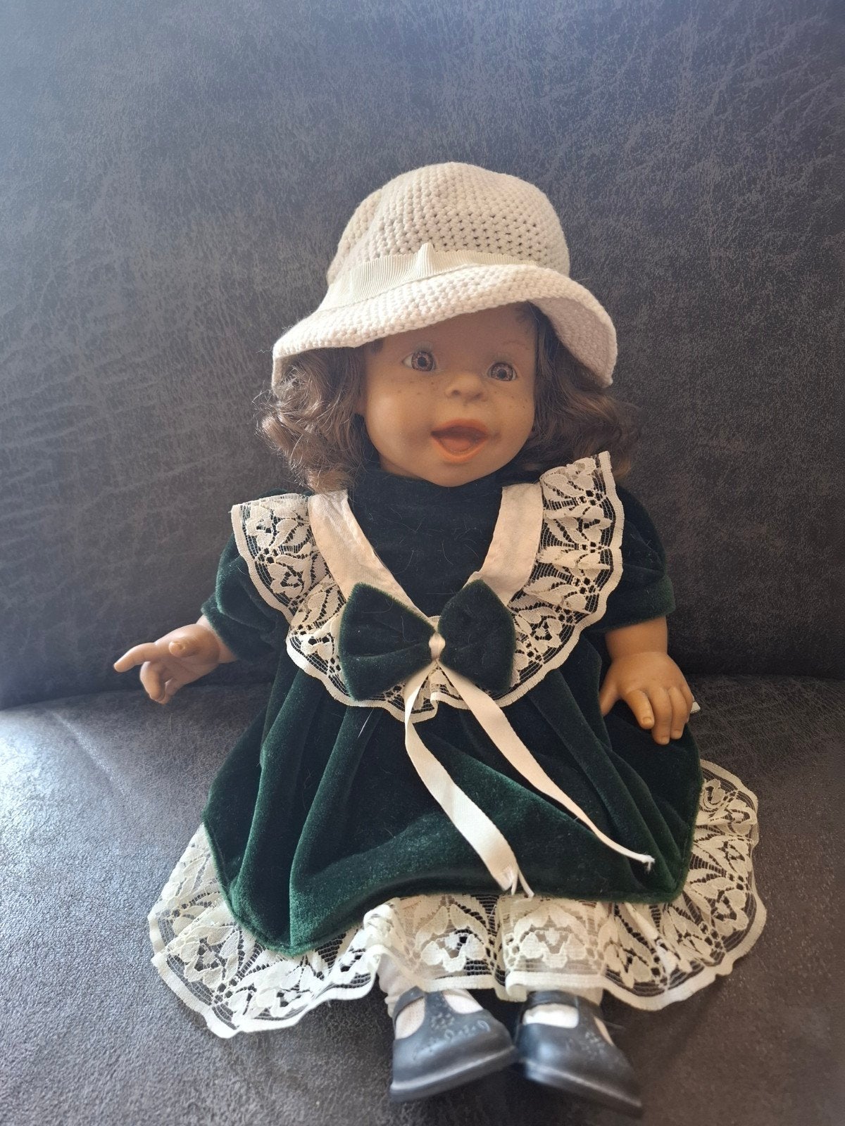 Vintage pop met hoedje en groene jurk - 35 cm, Ophalen of Verzenden, Gebruikt, Pop