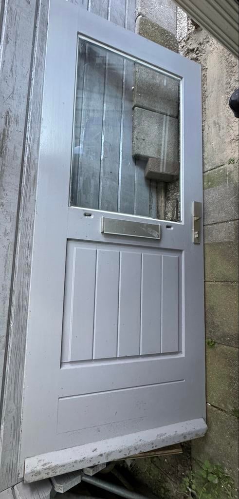 Grijze buitendeur met glas en brievenbus, Doe-het-zelf en Verbouw, Gebruikt, 80 tot 100 cm, Ophalen of Verzenden, Buitendeur