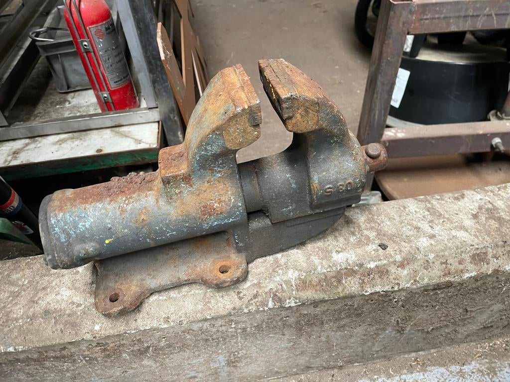 Robuuste werkbank bankschroef - 8 cm bekbreedte, Ophalen, Gebruikt