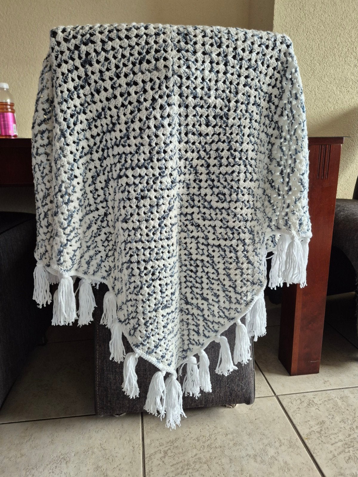Gehaakte deken of poncho,met kwastjes - Wit/Grijs, Huis en Inrichting, Woonaccessoires | Kussens, Ophalen, Overige merken, Overige kleuren