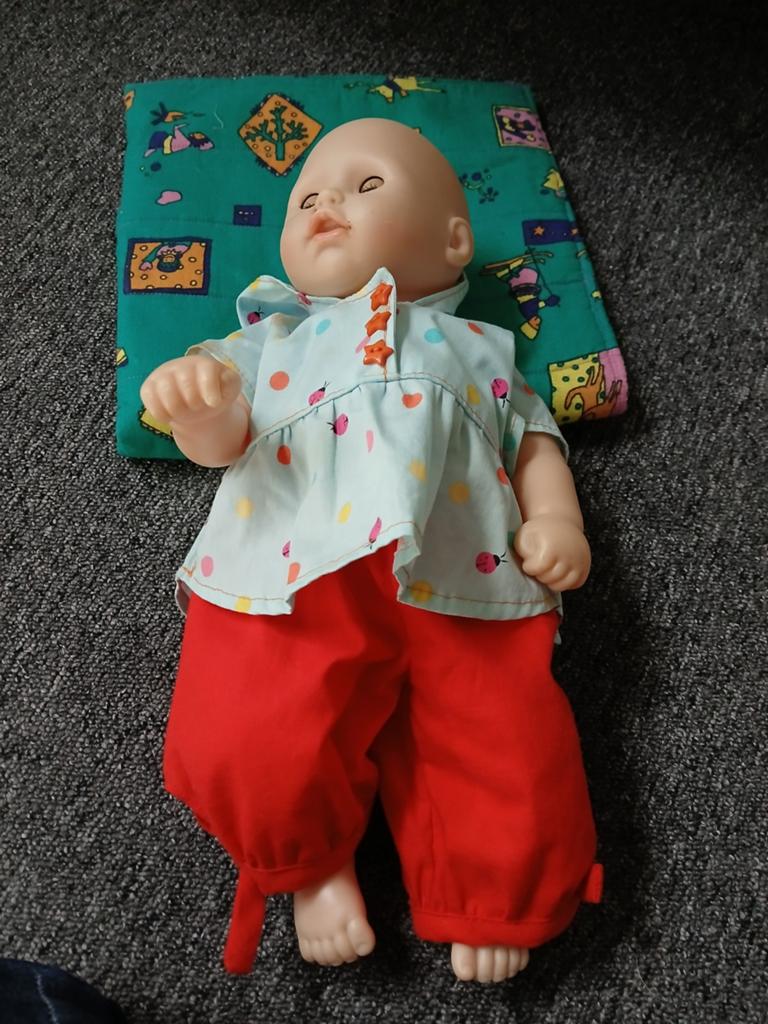 Babypop  met kleertjes, Verzamelen, Poppen, Ophalen of Verzenden, Gebruikt, Pop