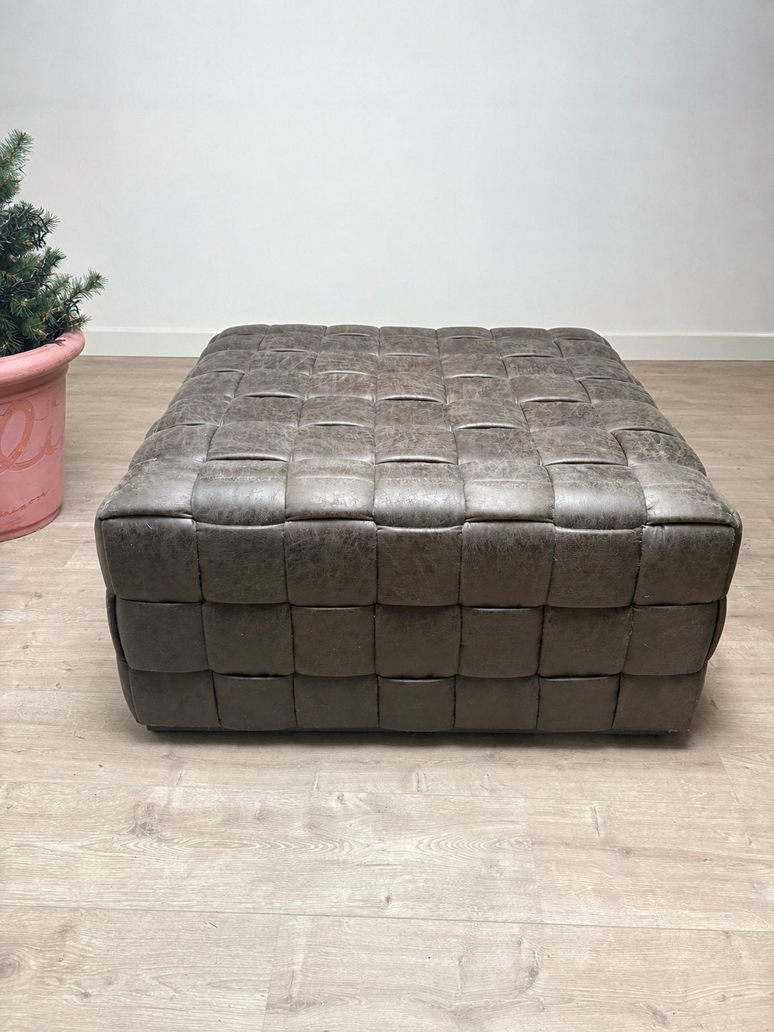 Rivièra Maison leren poef/hocker taupe grijs, Ophalen, Vierkant, Leer, 75 tot 100 cm
