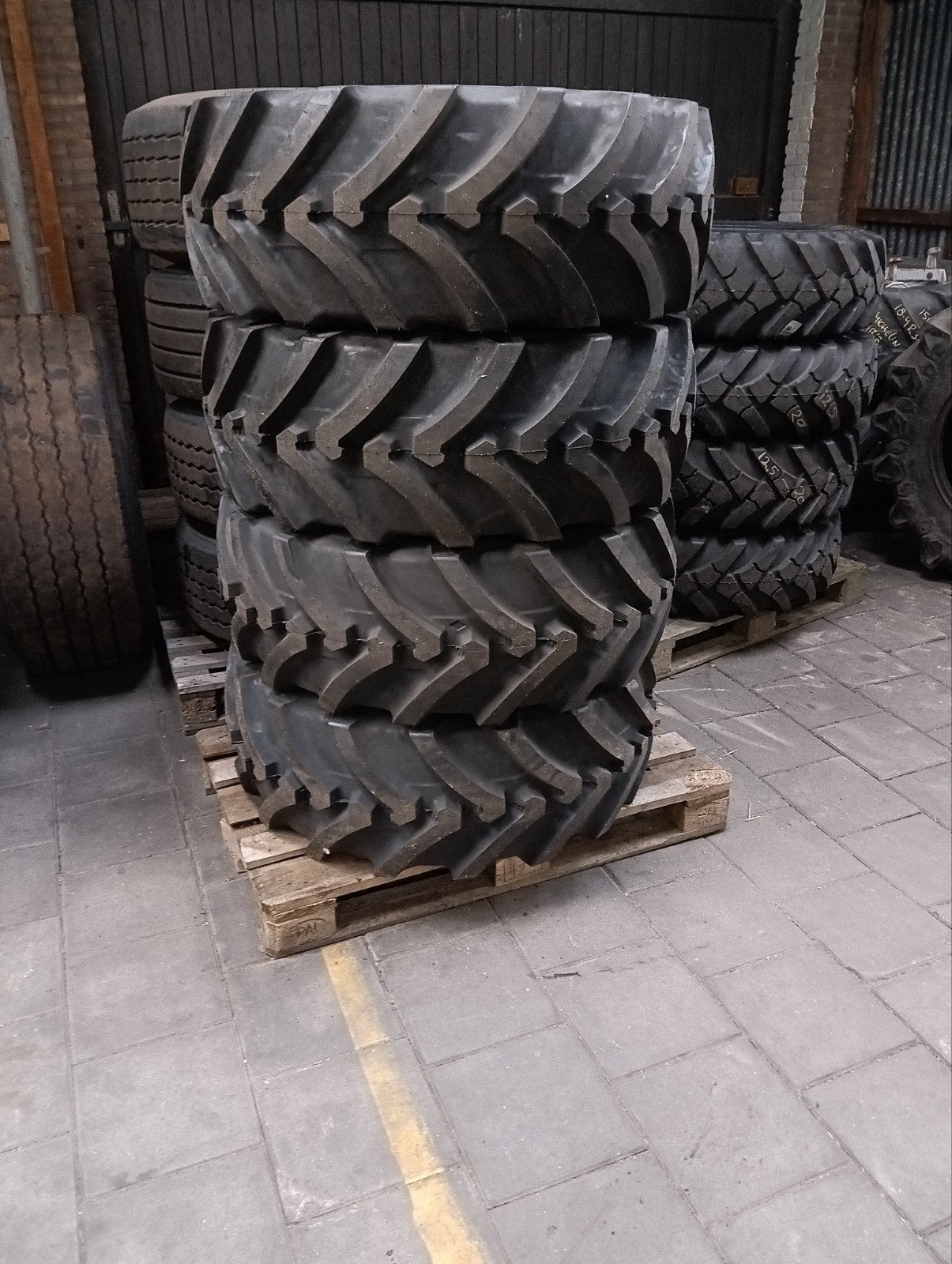 Nieuwe set Apollo Vredestein 400/70R20 16.0/70R20 Shovel, Zakelijke goederen, Ophalen of Verzenden