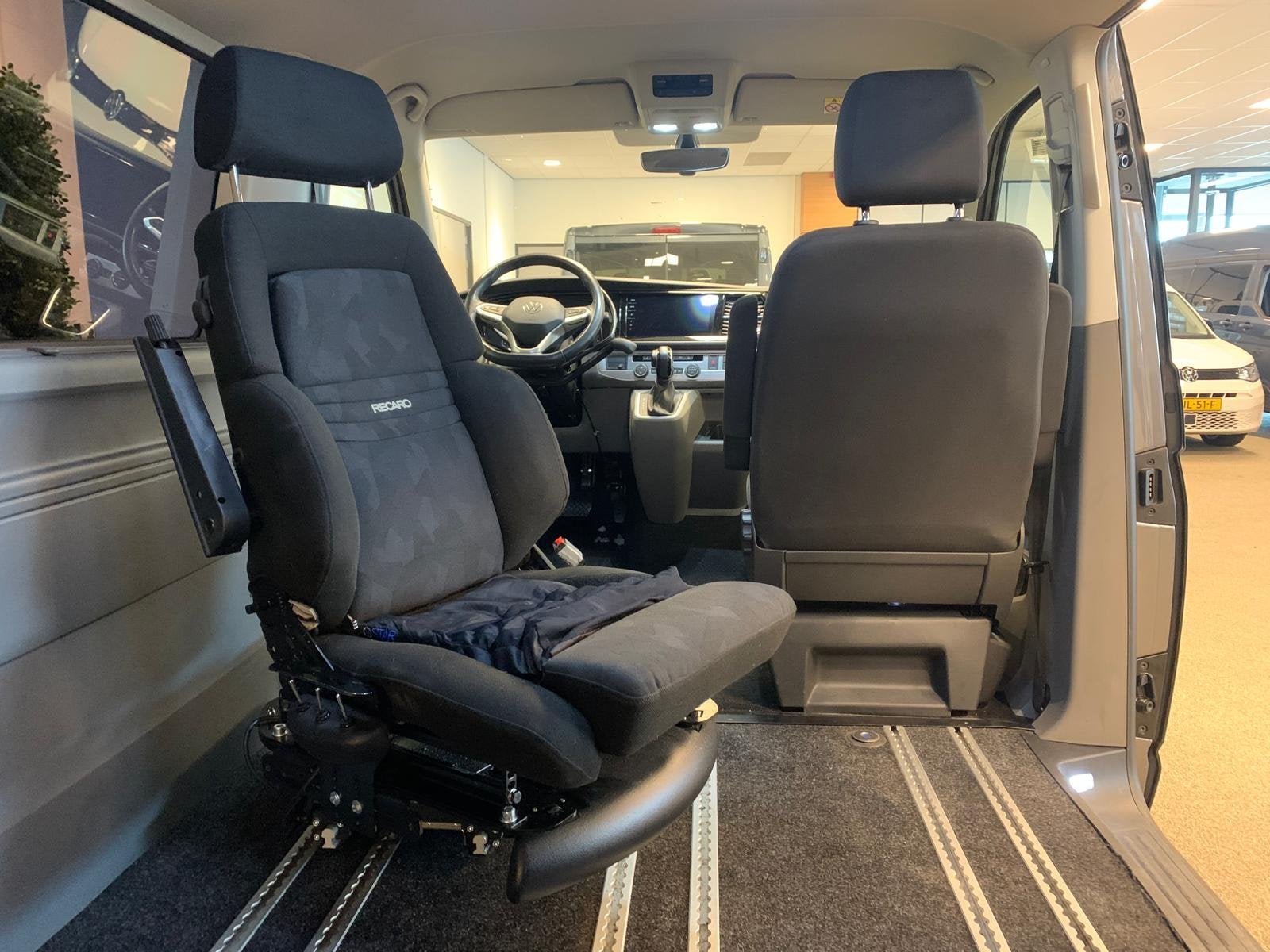 Volkswagen Caravelle L2H1 Rolstoelbus Zelfrijder, Auto's, 12 maanden, Stof, Gebruikt, Euro 6