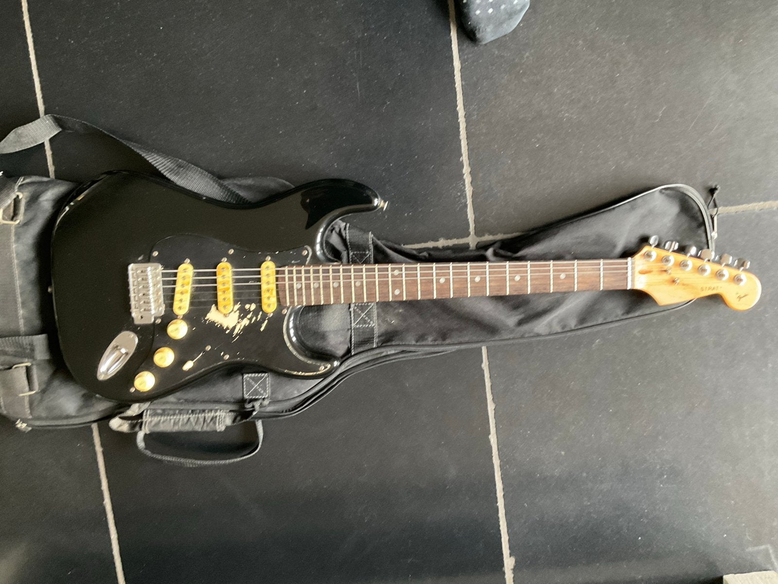Fender Stratocaster - Zwart, Gebruikt, Muziek en Instrumenten, Snaarinstrumenten | Gitaren | Elektrisch, Ophalen, Gebruikt, Solid body